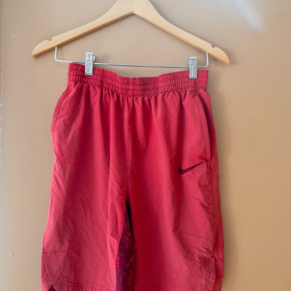 NIKE men’s red runners - Picture 2 of 3